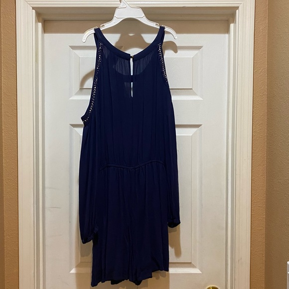 XXL Navy cold shoulder cut out shorts romper. - Picture 2 of 3